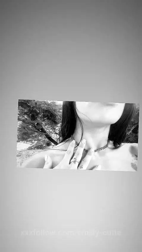 Puedes dar un paseo por mi cuello ? 🖤🤍 by emiily-cutte