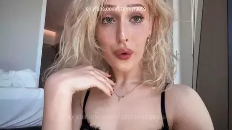 Kiss my lips.. or the tip? by stormyraeee