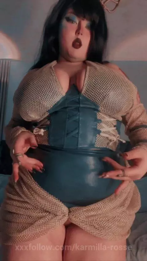 my cosplay has a short skirt intentionally for you.😉😋
es.str... by karmilla-rosse