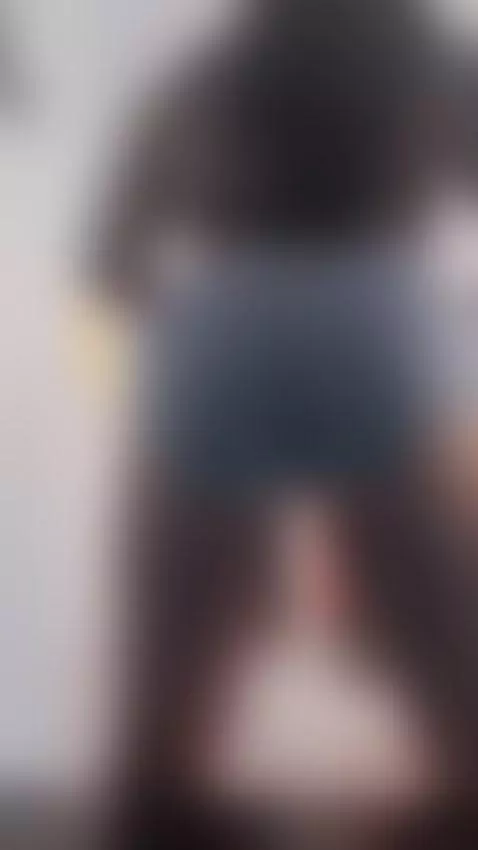 Each squat… more provocative than the last one. 🍑🔥 by emmatramel