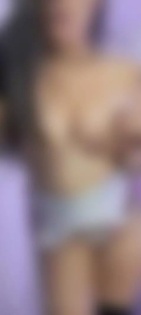 I am that gift that wants to please you today 🎁💋 by emmatramel