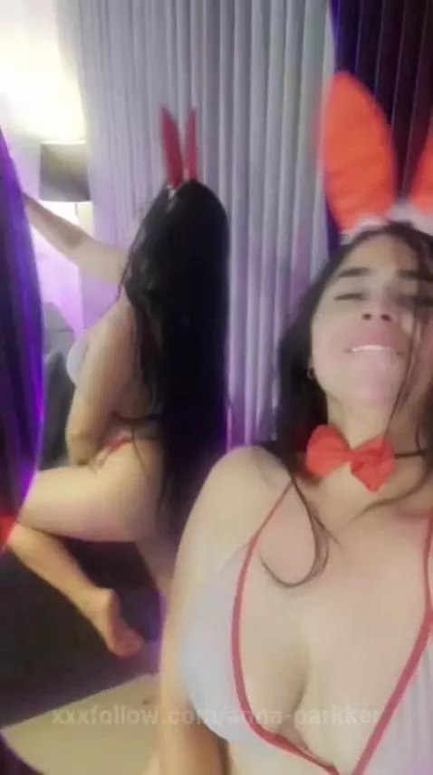 We're going to close out this week with a great show by anna-parkker