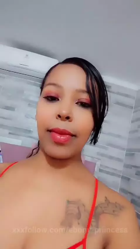 a hot milf by ebony-priincess