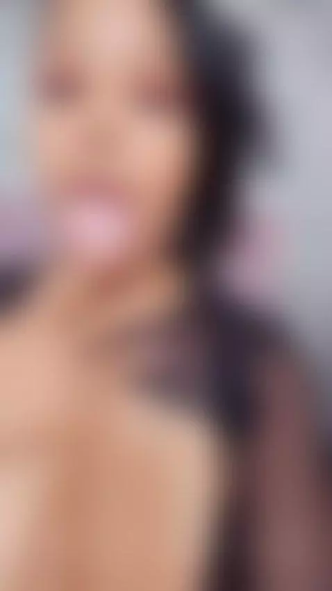 The more you look at me, the more you fall in love ... right... by ebony-priincess