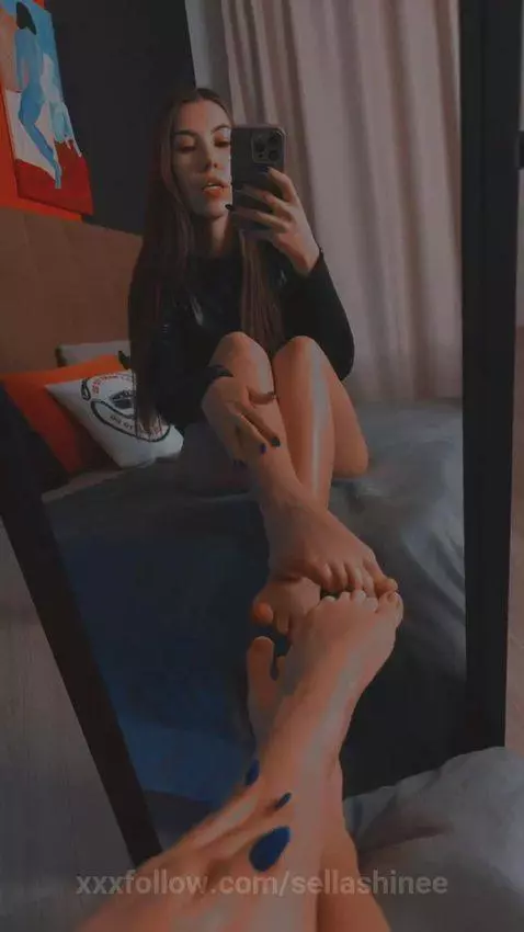 Do you hear how everything around you freezes when you enter... by sellashinee