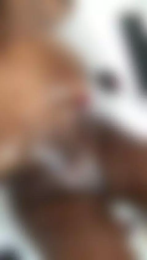 Do you give me a hand to give me oil, while you fuck me?🥵😈 by kloee-ebony