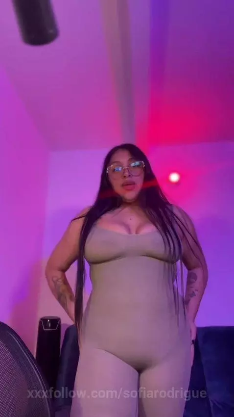 curvy girl by sofiarodrigue