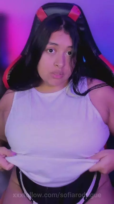 I would like to put on your shirt to see if I look sexy by sofiarodrigue