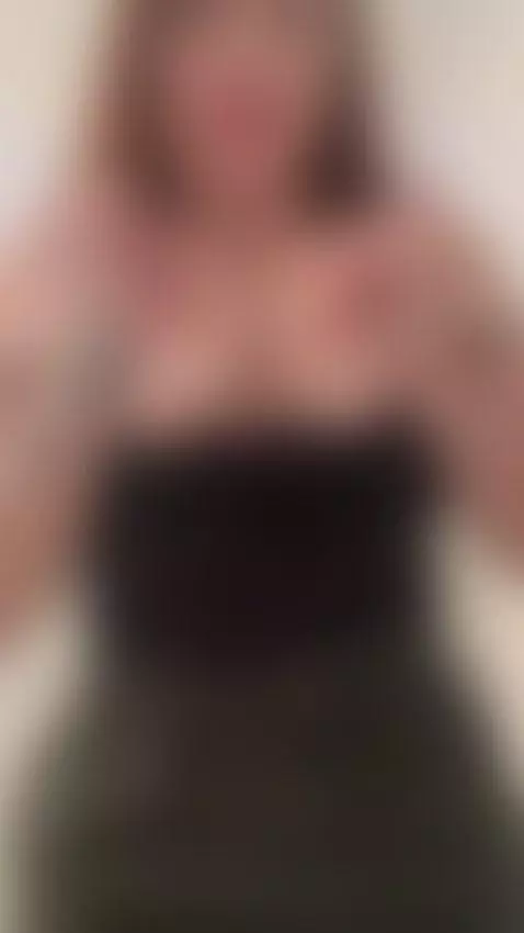 It's very hot 🥵 by marilyn-smith1