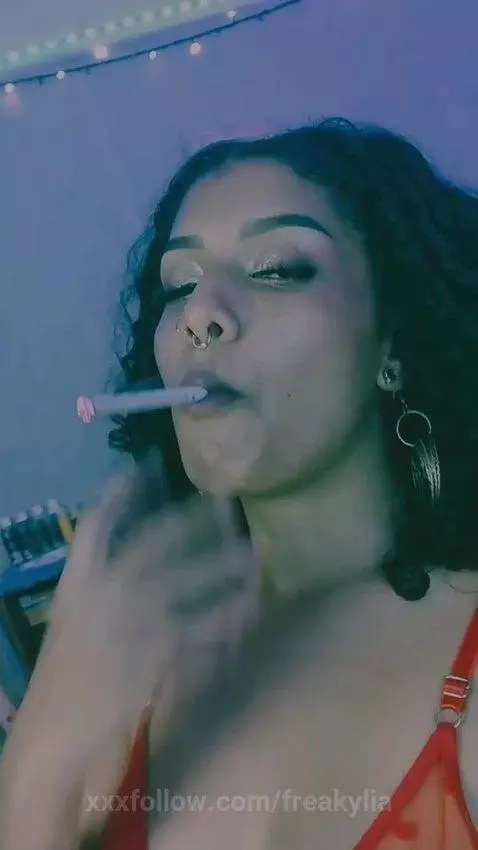 Smoke with me? by freakylia