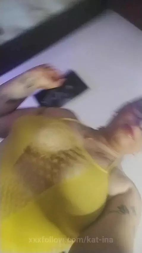 ¿quieres ver que tengo debajo de mi vestido? by kat-ina