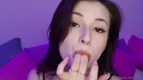 Licking My Fingers by el-melt