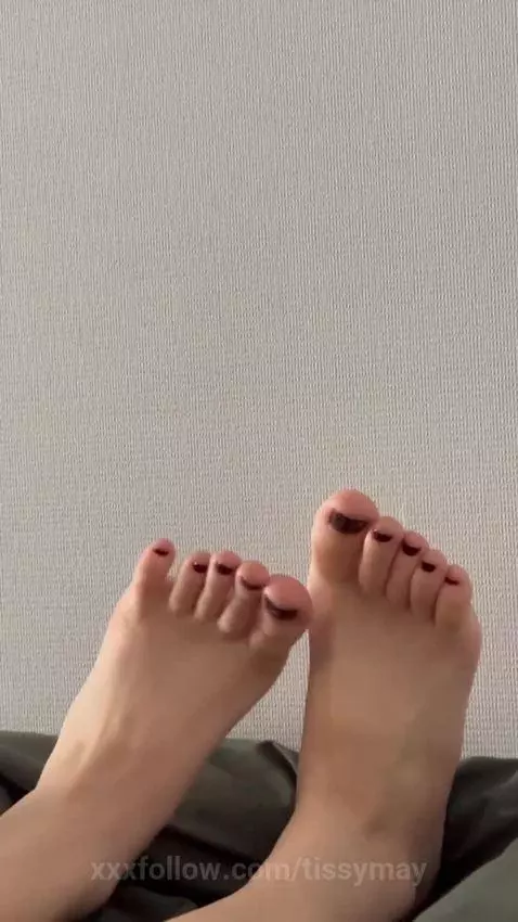 When he worships my feet and makes me feel like a goddess by tissymay