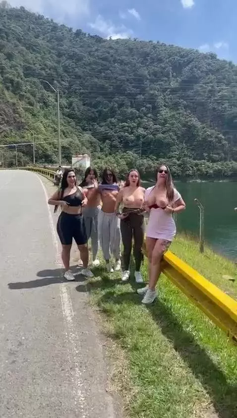 mostramos las tetas a un conductor de servicio publico en mo... by helenacostelo