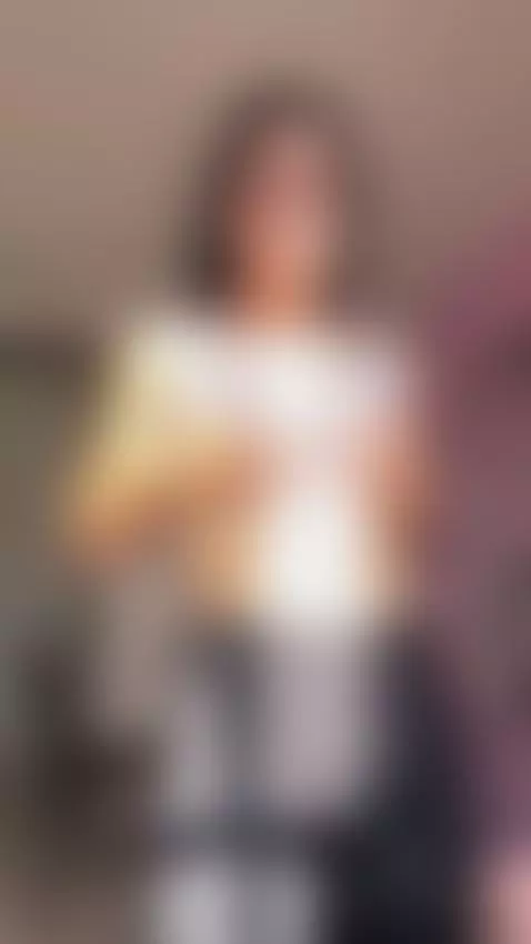 le enseño las tetas al esposo de mo manicurista/I show the t... by helenacostelo