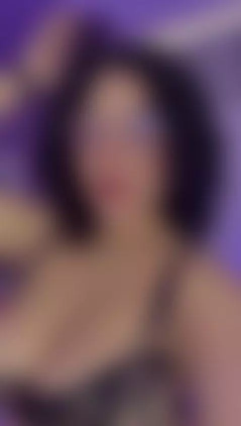 She Looks So That Everyone Sees Her 😏🖤 by millie-cute