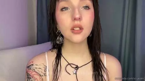 chewing a tasty gum by vi-jasen