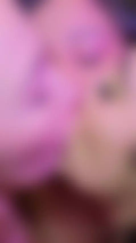 Mmm las 3 podemos chupar tu polla, ponla en medio 🍆💦 by sarablack4