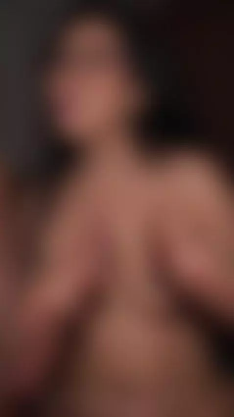 Saboreando y besando estas dos enromes vergas que me comi ha... by sarablack4