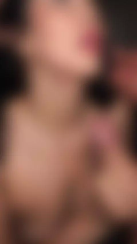 Saboreando la verga de mi hijastro antes de que llegue mi es... by sarablack4