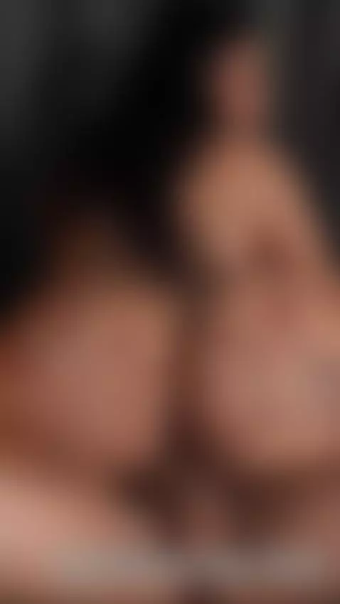 Metiendome toda esta enorme verga mojada y dura en mi coño p... by sarablack4