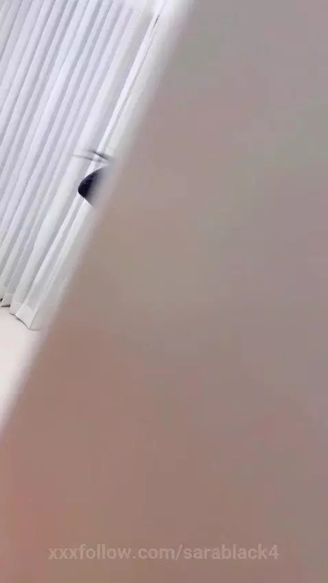 cuando me sorprenden viendo mis ricas teticas by sarablack4