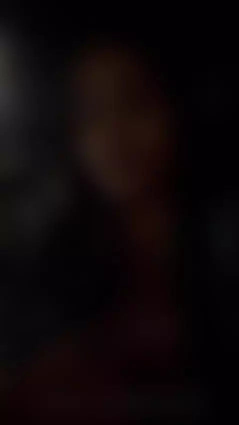 en lo oscuro me puse caliente. 
ig:@ Alexxxa.yanez21 by alexacam04