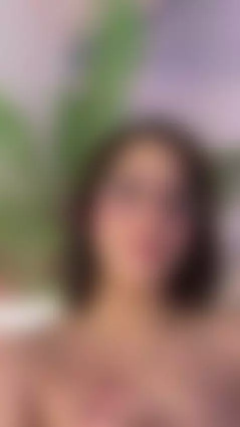 ig: https://www.instagram.com/alexa.yanez21?igsh=ZXFmaWg5cG9... by alexacam04