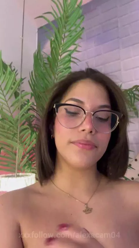 ig: https://www.instagram.com/alexa.yanez21?igsh=ZXFmaWg5cG9... by alexacam04