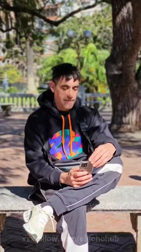 distraido en el parque pasan cosas by elnonohub