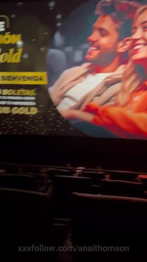 cachonda en el cine me acompañas? by anaithomson