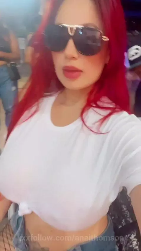 mostrando mis tetas en publico by anaithomson