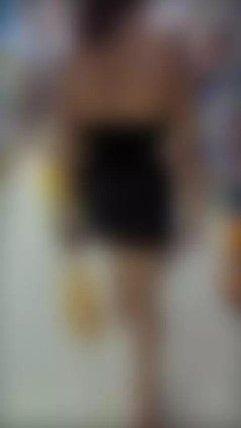 who accompanies me shopping by lascolombianasof