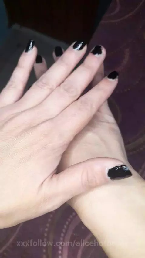 👋🏻💅My well-trained hands from the gym are strong and resilie... by alicehotbooty