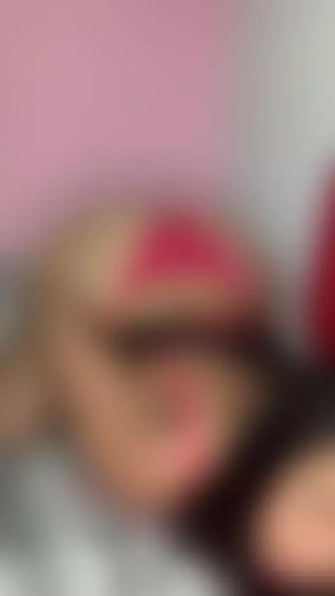 Giveaway to record content with me on my blue page 😏😏 by mariiposee