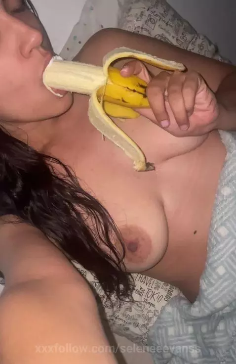 I wanna eat ur banana by seleneeevanss