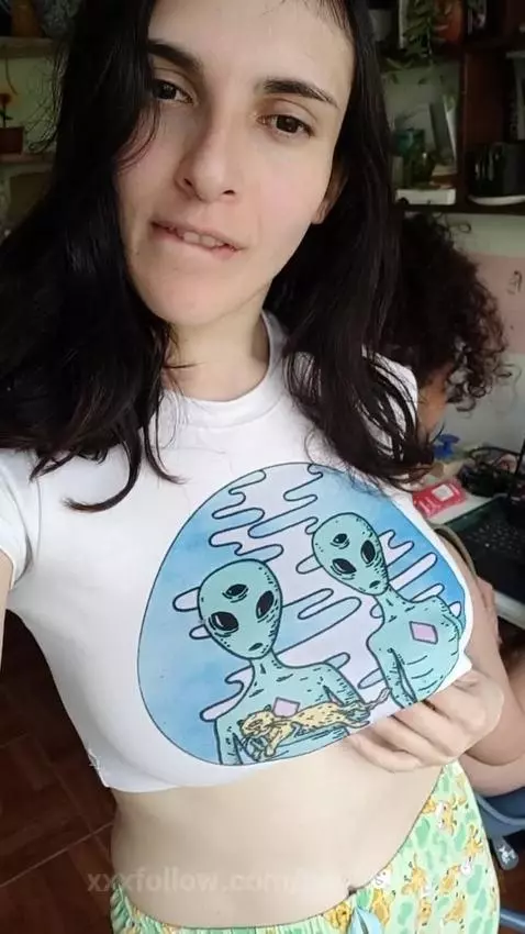 muestro tetas sin que mk hermanastro se entero by pauliirose