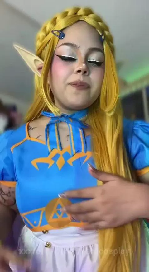 Zelda has a sexy surprise !! by naracosplay