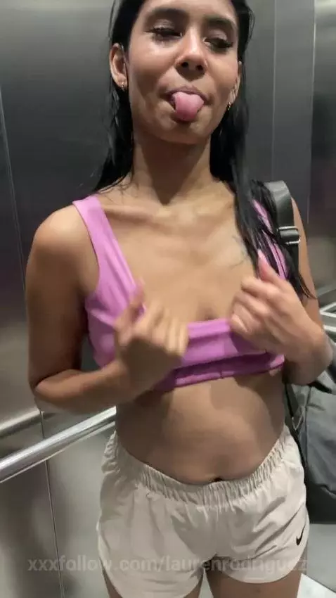 casi me descubren enseñando mis pequeñas tetas en el asensor... by laurenrodriguez