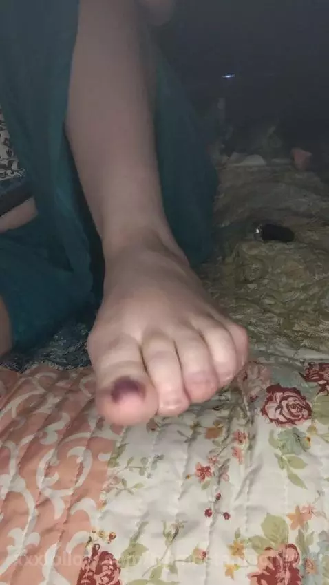 painting my toes rubbing my thick thighs 💕 by trampstampcherry