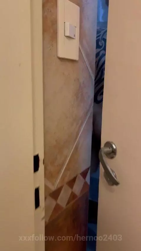 mi tia me espia mientas me baño... no ENTIENDE qe me da verg... by hernoo2403