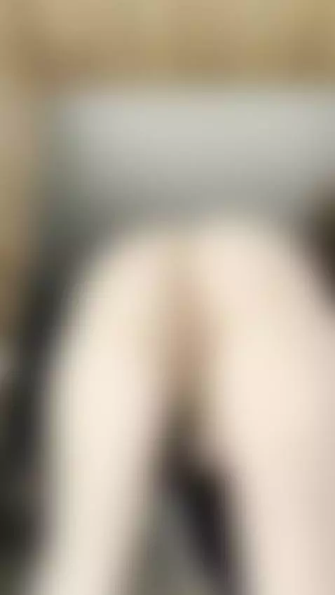 Bending deep so my ass and thighs take all the spotlight 🍑 by sturluson