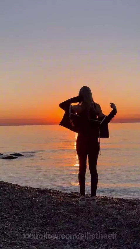 Posing at beauty sunset🥰 You like?🌞 by ellietheelf