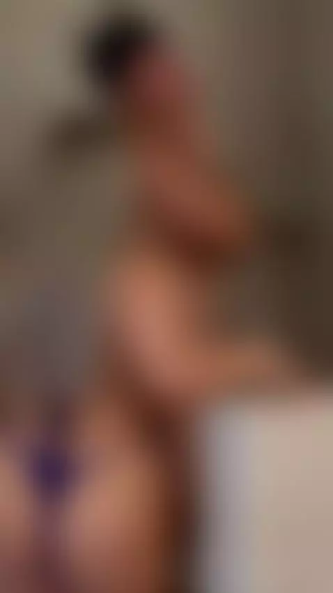 Mi hermanastra me ayuda a bañarme! by zackwhiter