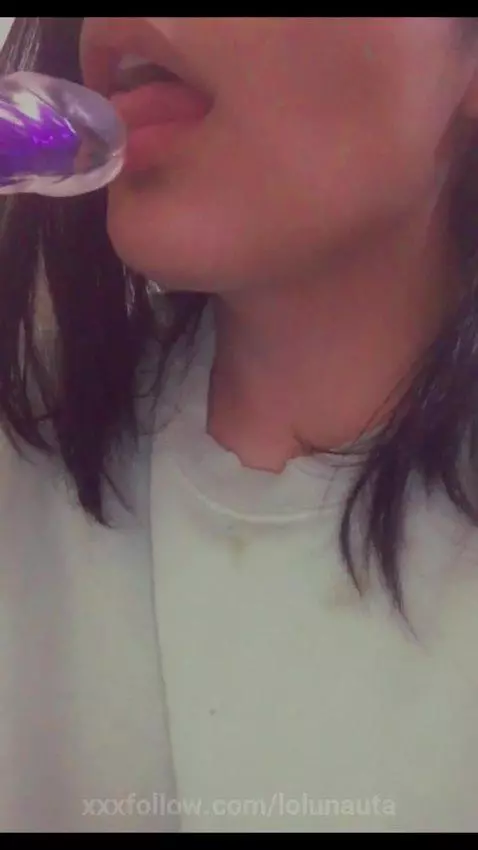 If I play with the dildo like that, imagine what I would do ... by lolunauta