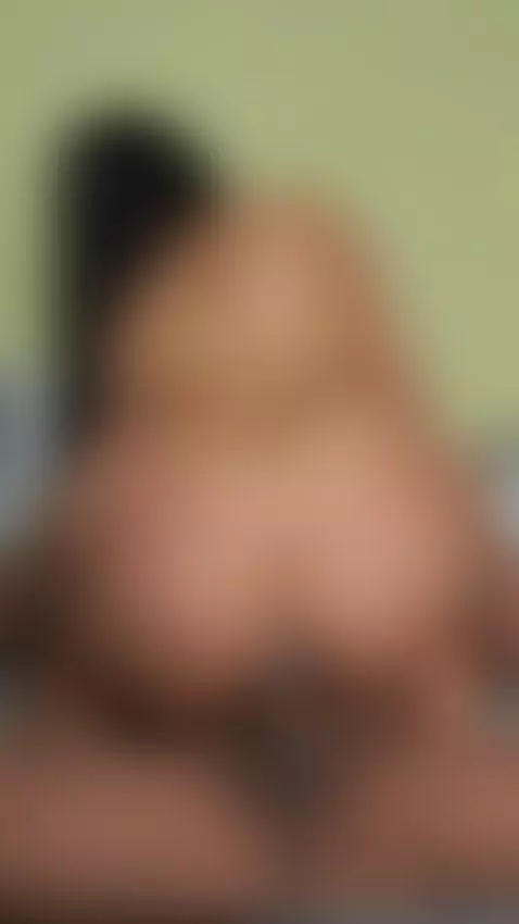 Montando la verga enorme y mojada de mi vecino 🍆💦🍑 by issane