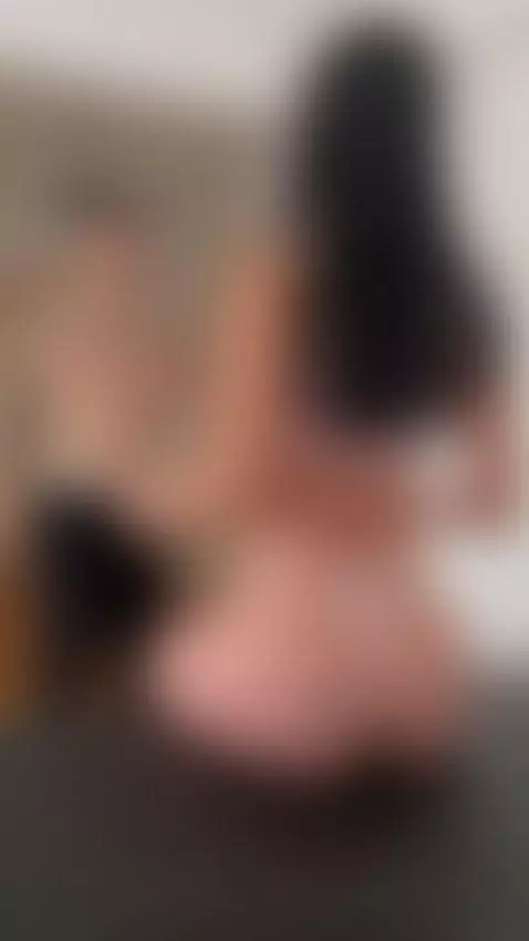 Before I stick my dick in her, I touch her ass by eldesc0