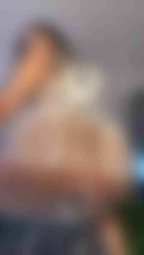 No mires debajo de la silla by ishollyshit