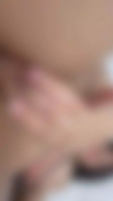 tocandome cachonda y mi novio dormido by laurafoox