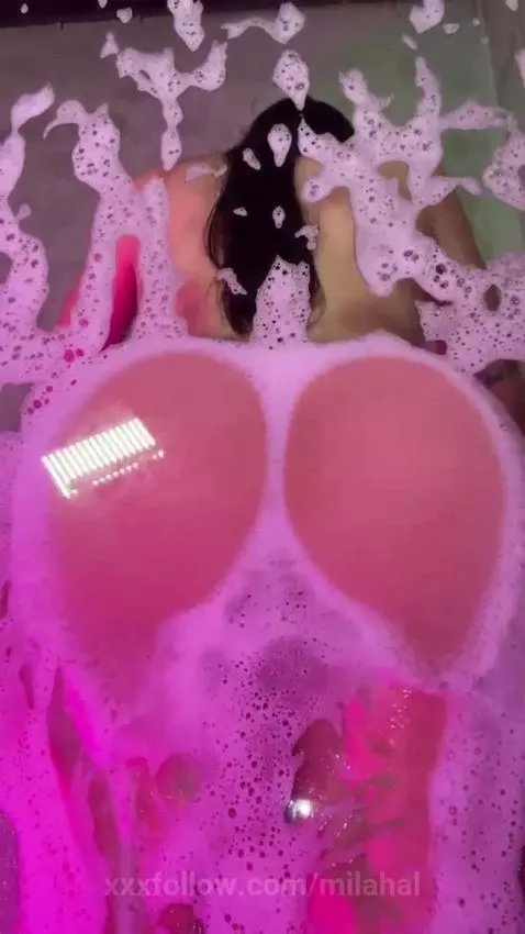 A bubble bath🍑🪼🫧🫧 by milahal